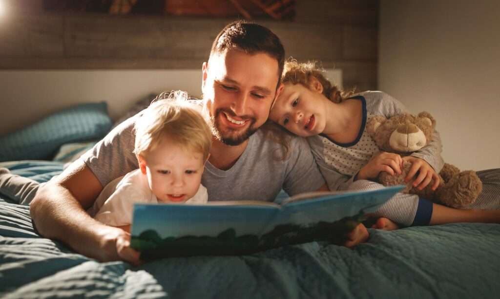 Vater liest Kindern ein personalisiertes Kinderbuch